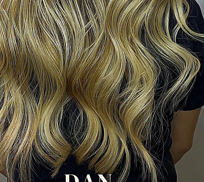 Detalle de las puntas del balayage en el espejo de mano