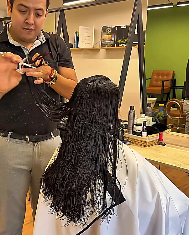 Dan trabajando el cabello de una clienta en el salón