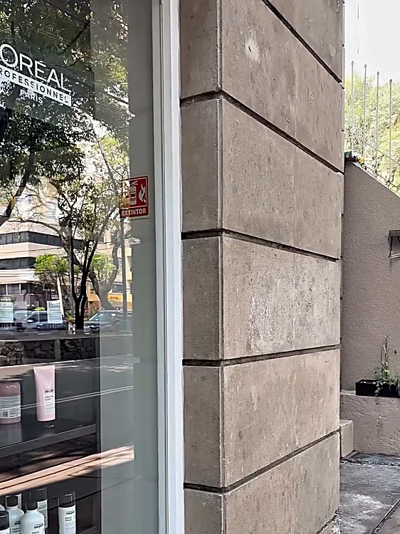 Fachada de piedra del salón sobre Ejército Nacional